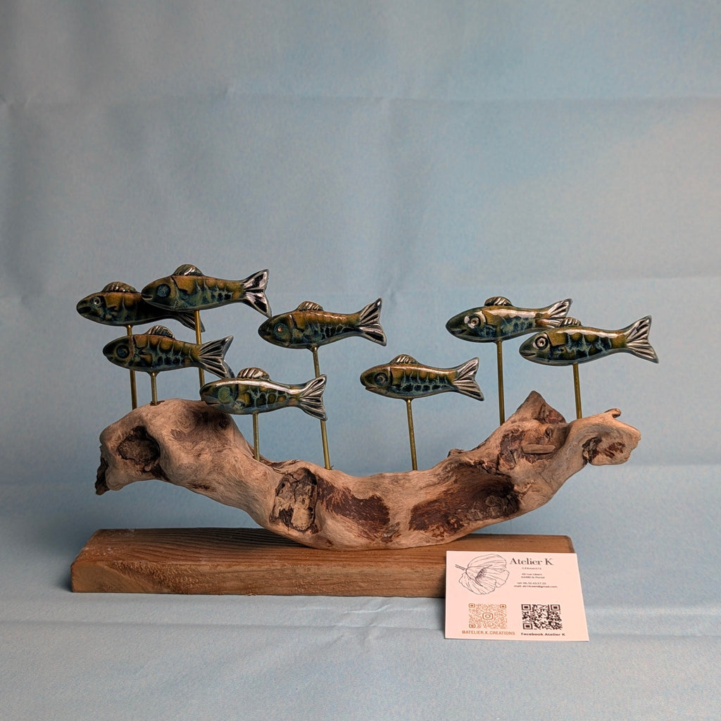 Banc de 8 poissons en céramique sur bois flotté — Pièce unique (23 cm)