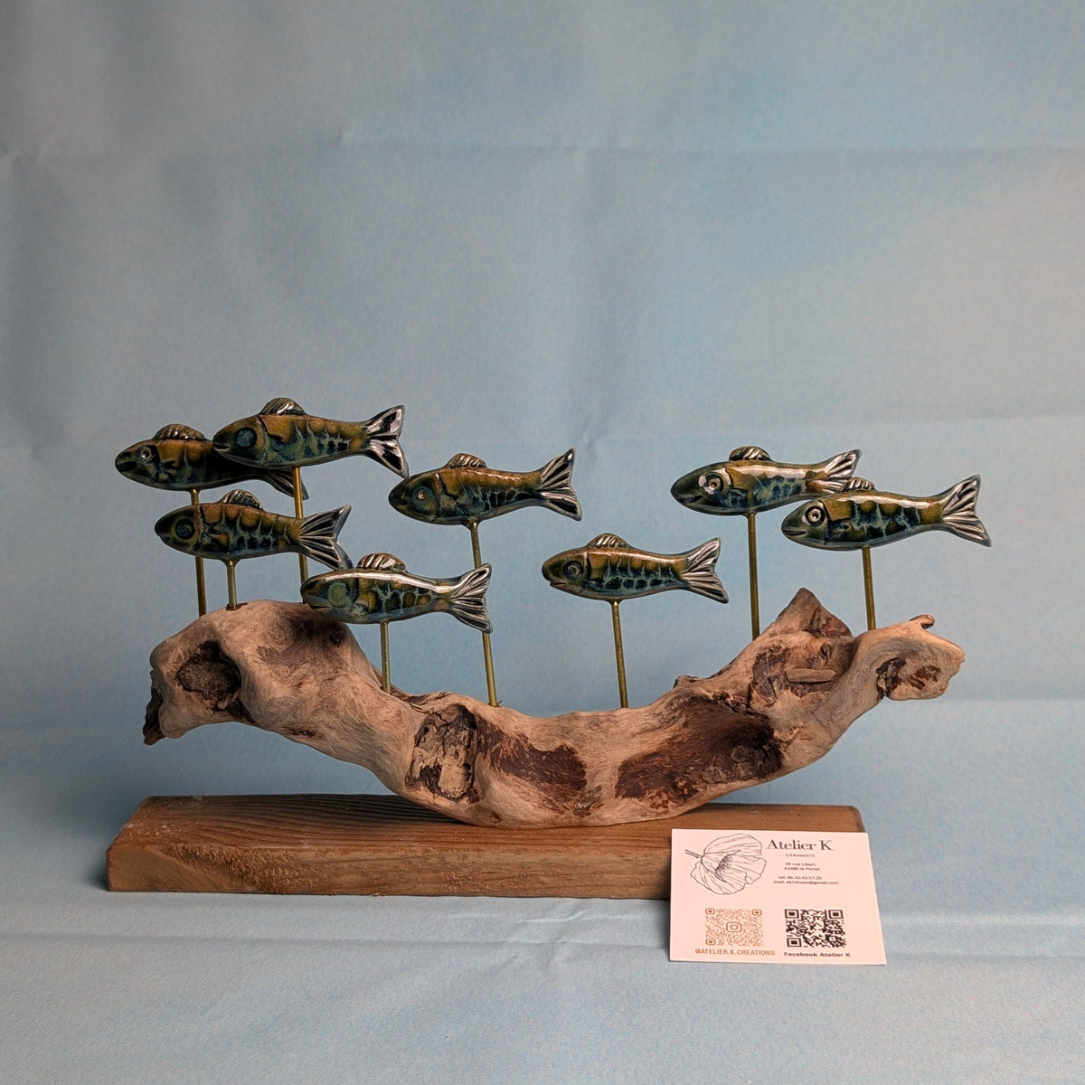 Banc de 8 poissons en céramique sur bois flotté — Pièce unique (23 cm)