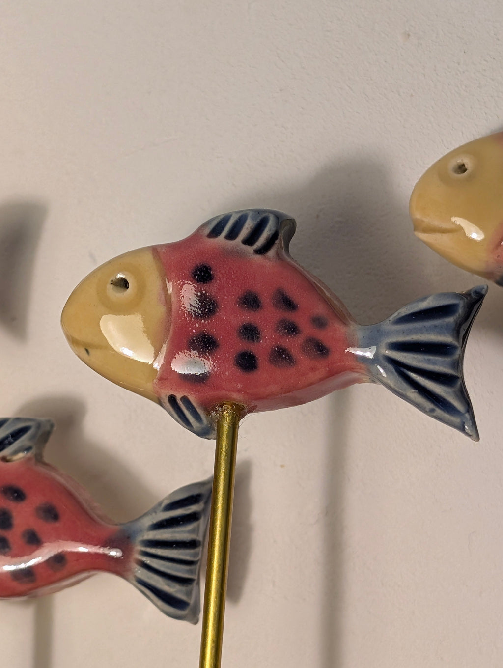 Grand banc de 12 poissons en céramique multicolores sur bois flotté — Pièce unique (45 cm)