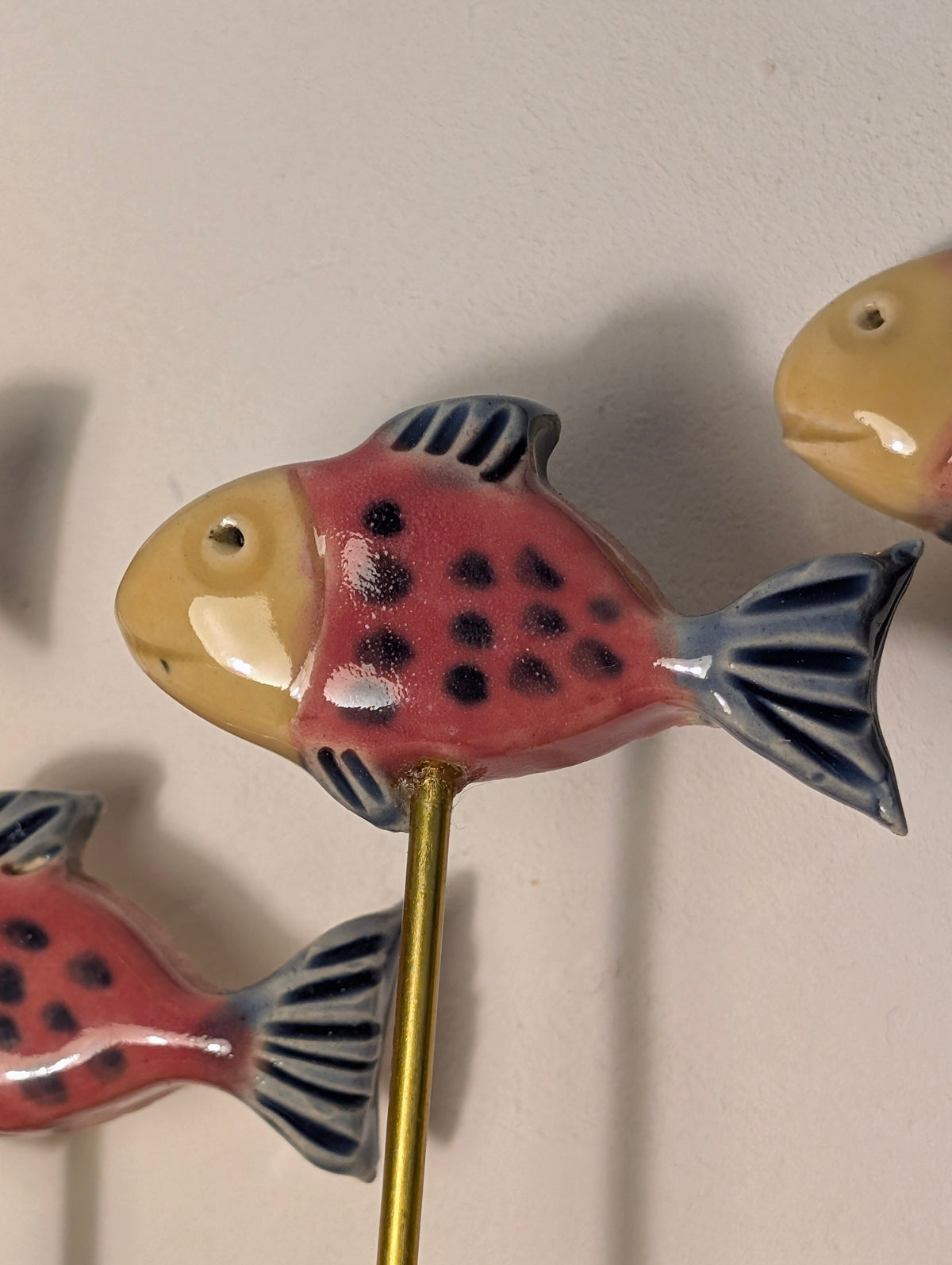 Grand banc de 12 poissons en céramique multicolores sur bois flotté — Pièce unique (45 cm)
