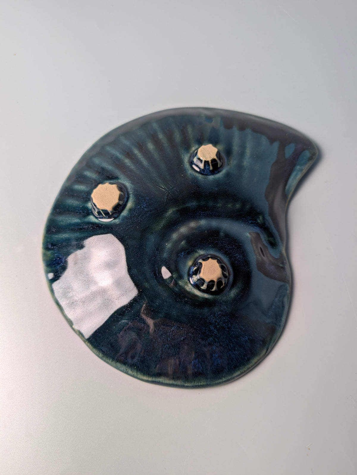Vide-poche Coquille en grès émaillé — Bleu Profond & Effets Superposés