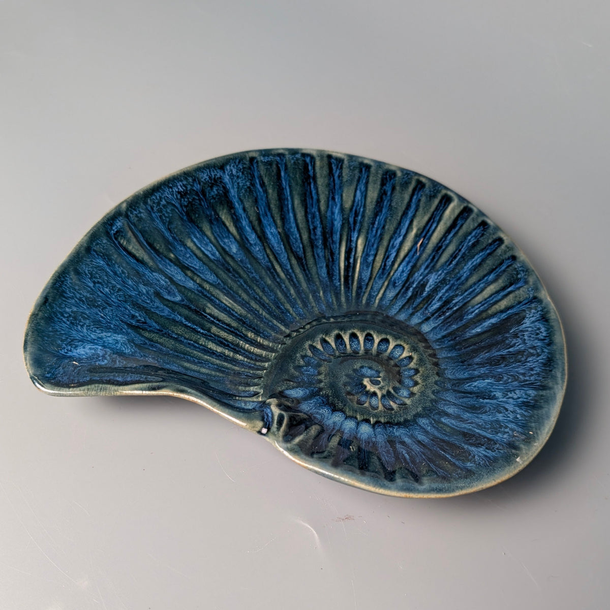 Vide-poche Coquille en grès émaillé — Bleu Profond & Effets Superposés