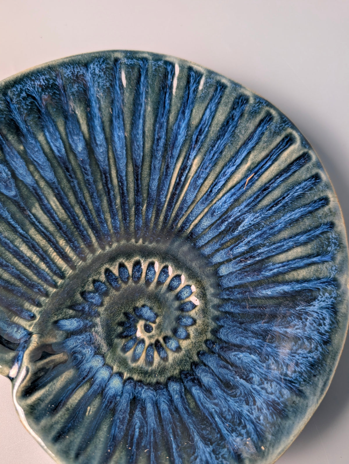 Vide-poche Coquille en grès émaillé — Bleu Profond & Effets Superposés