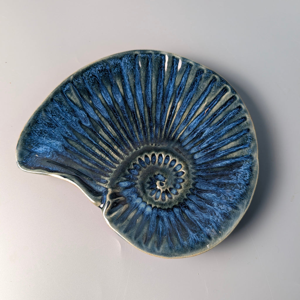 Vide-poche Coquille en grès émaillé — Bleu Profond & Effets Superposés