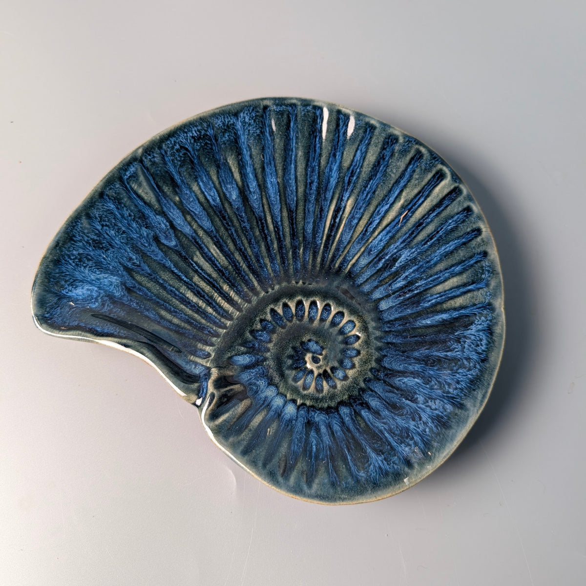 Vide-poche Coquille en grès émaillé — Bleu Profond & Effets Superposés