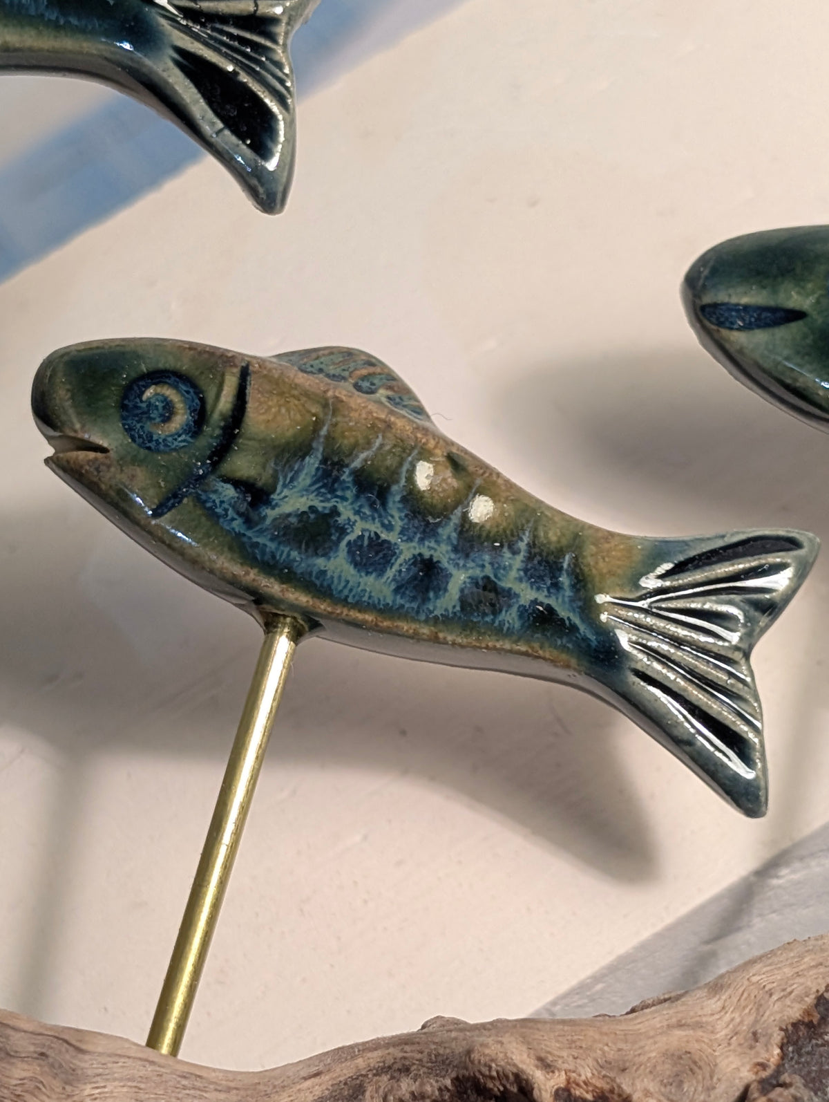 Banc de 8 poissons en céramique sur bois flotté — Pièce unique (23 cm)