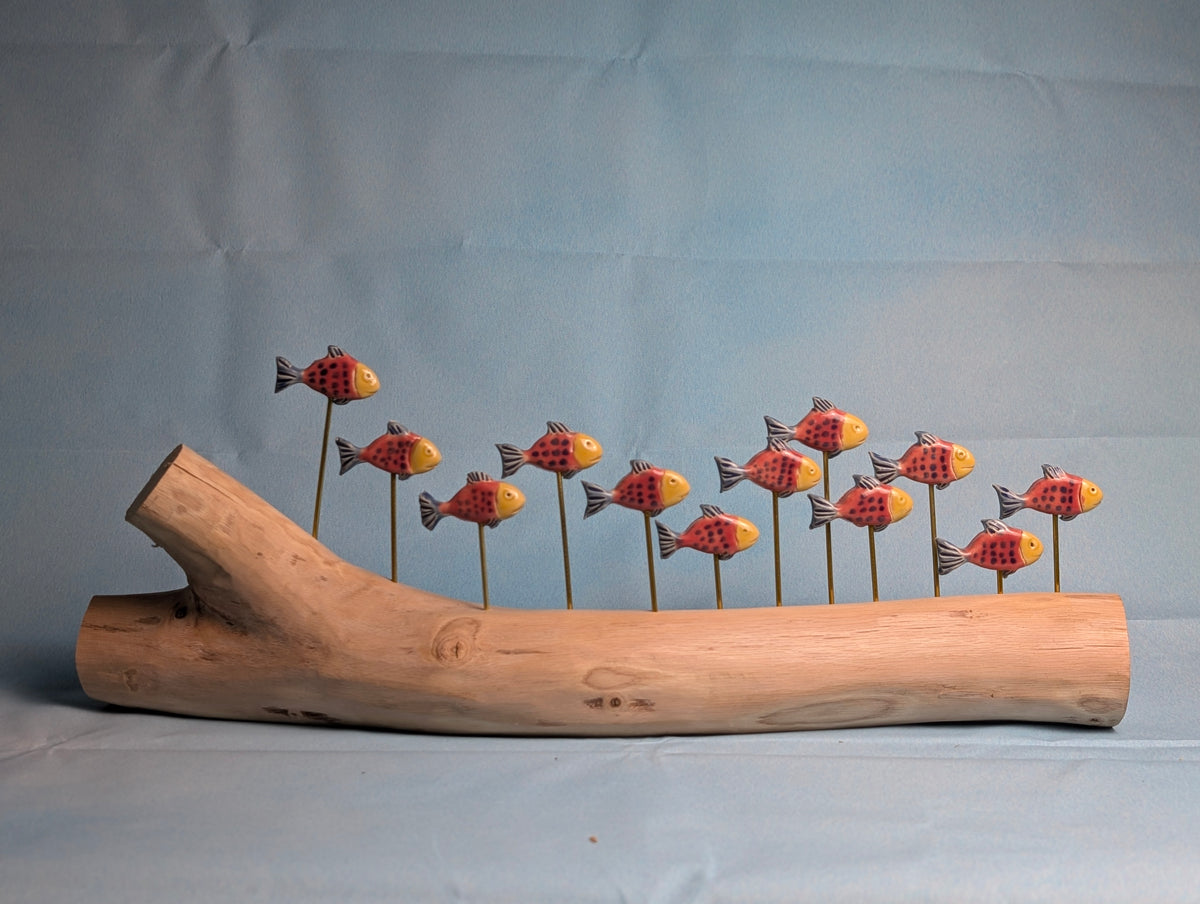 Grand banc de 12 poissons en céramique multicolores sur bois flotté — Pièce unique (45 cm)