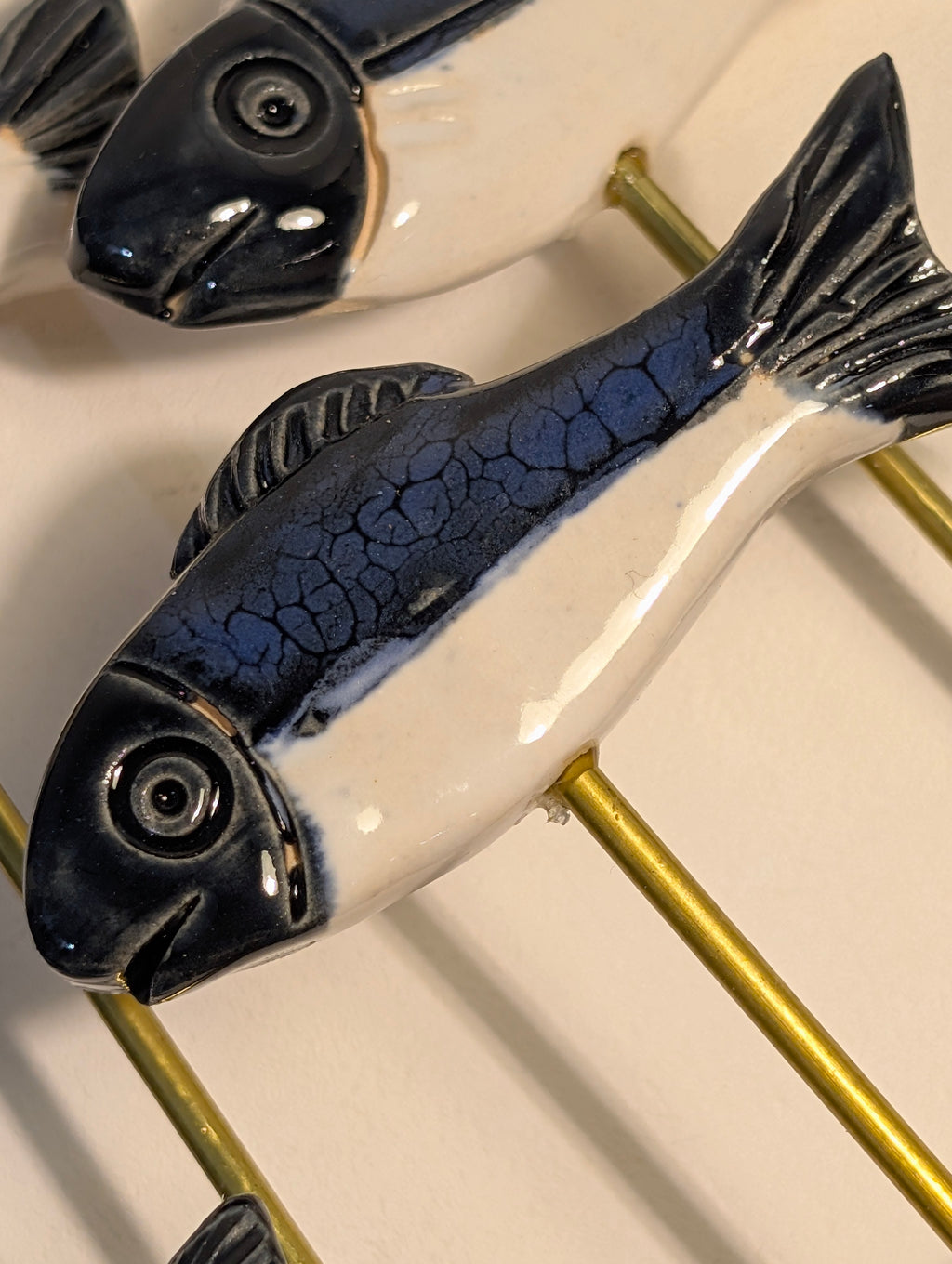 Banc de 8 poissons en céramique bleu & blanc sur bois flotté — Pièce unique (27 cm)