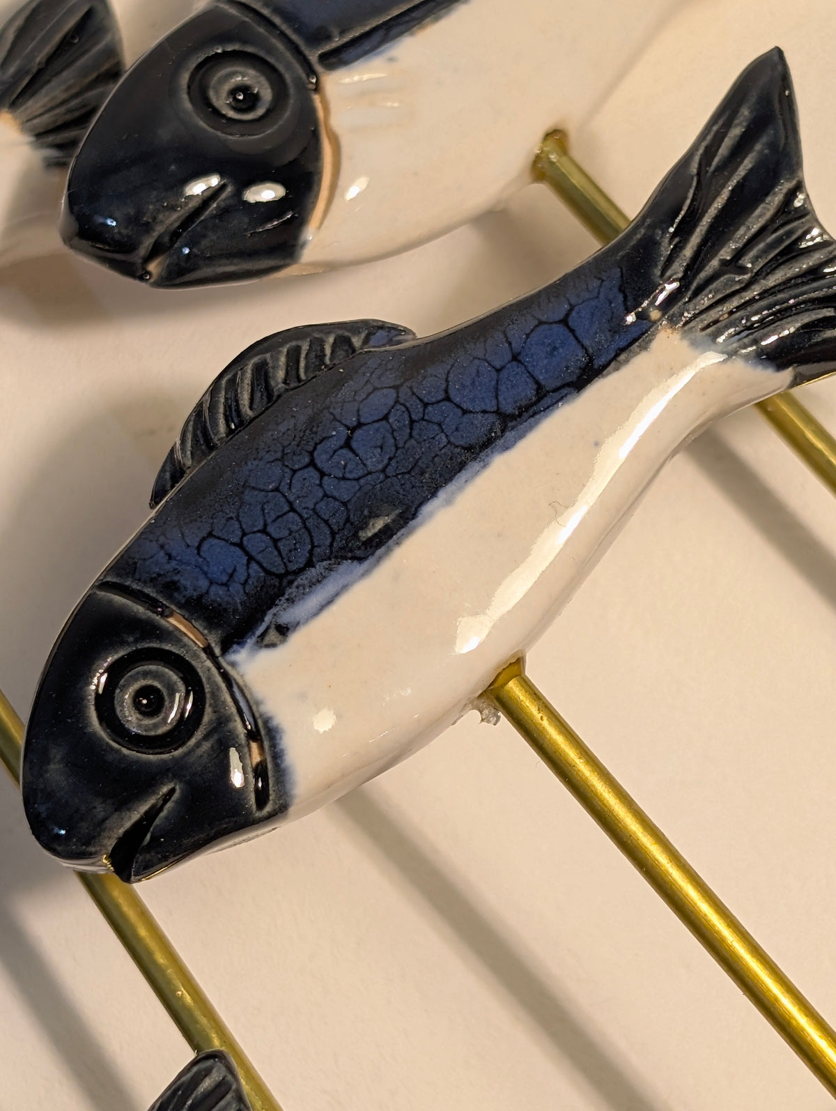 Banc de 8 poissons en céramique bleu & blanc sur bois flotté — Pièce unique (27 cm)