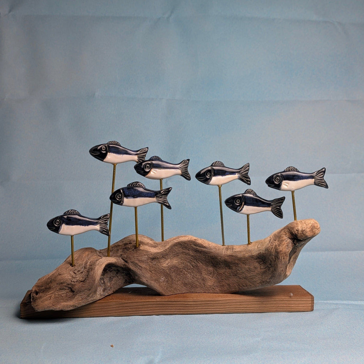 Banc de 8 poissons en céramique bleu & blanc sur bois flotté — Pièce unique (27 cm)