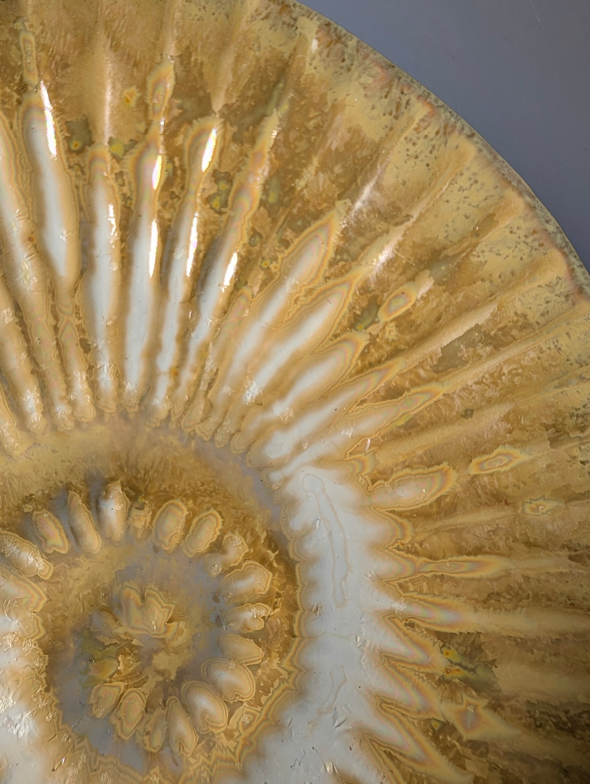 Vide-poche Coquille en grès émaillé — Émail Nacré Pêche & Reflets Irisés