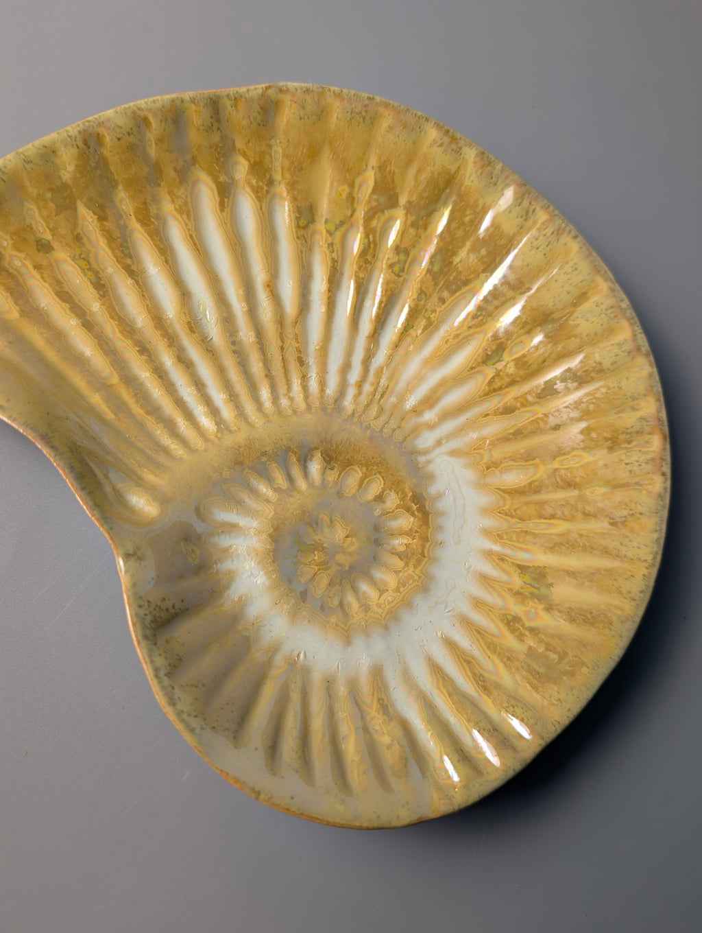 Vide-poche Coquille en grès émaillé — Émail Nacré Pêche & Reflets Irisés