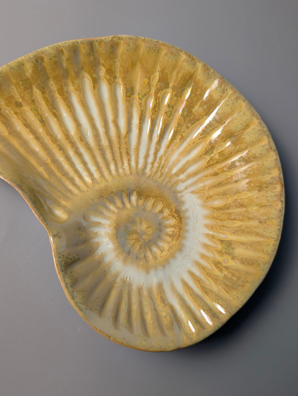 Vide-poche Coquille en grès émaillé — Émail Nacré Pêche & Reflets Irisés