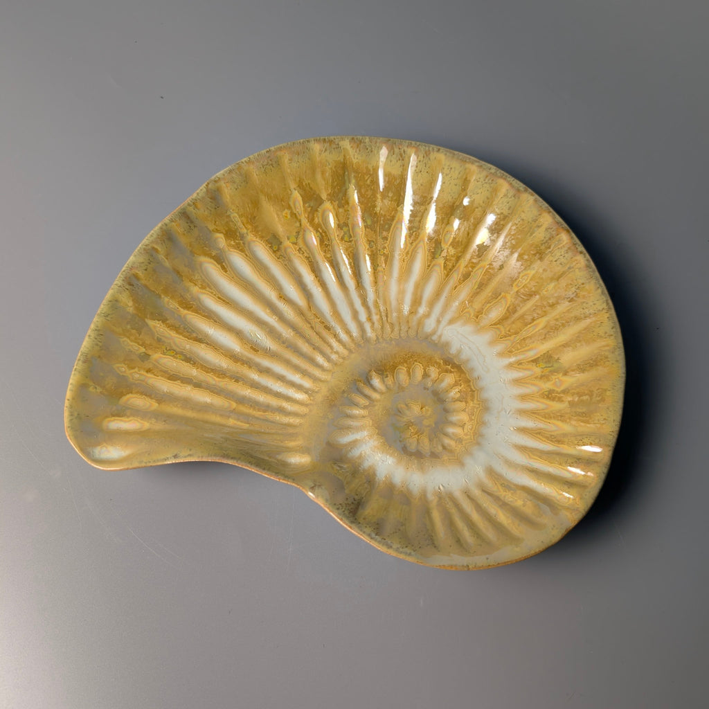Vide-poche Coquille en grès émaillé — Émail Nacré Pêche & Reflets Irisés